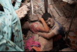 "Bangladeş’li aktivist ve fotoğrafçı Teslima Akhter’in fotoğrafı, aslında küresel “taşeron uygarlığının” çöküşünün simgesiydi. 24 Nisan 2013’te Bangladeş’in başkenti Dakka’da 1127 işçinin öldüğü iş cinayetinde birbirine sarılarak ölen genç çiftin yürek burkan o fotoğrafı küresel kapitalizmin insanlık dışı yüzünün de resmiydi. Dünya metropollerinin lüks mağazalarının vitrinlerinin görünmeyen yüzüydü o fotoğraf... O fotoğraf sermayenin nasıl biriktiğini de en görmez gözlere gösteriyordu." Aziz Çelik